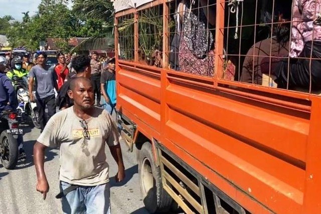 Ratusan warga Aceh Barat tolak kedatangan 69 warga etnis Rohingya. Foto: Teuku Dedi Iskandar/ANTARA