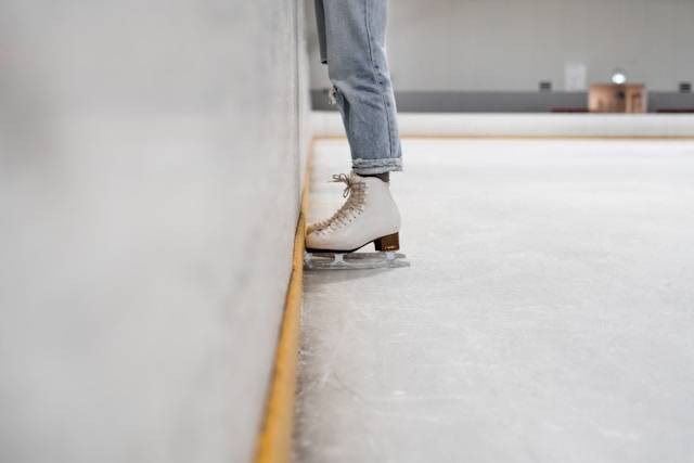 Ice Skating PVJ Bandung. Foto hanya ilustrasi, bukan tempat yang sebenarnya. Sumber foto: Unsplash/Kelli