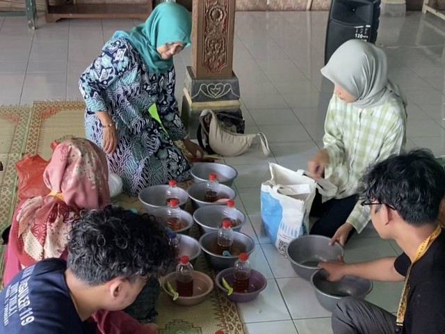 Pembuatan sabun dari minyak jelantah oleh KKN Universitas Ahmad Dahlan (UAD) di Jragan 1 (Dok. Istimewa)