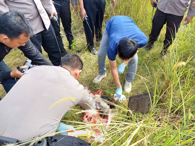 Polisi mengindentifikasi mayat bayi perempuan yang ditemukan di pemakaman Tionghoa Singkawang. Foto: Dok. Polres Singkawang