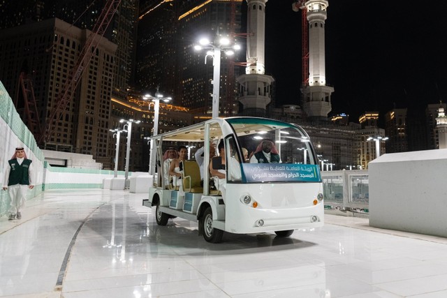 Tawaf menggunakan mobil golf di rooftop Masjidil Haram diluncurkan pada Ramadan 1445 atau Maret 2024. Foto: X/@ReasahAlharmain