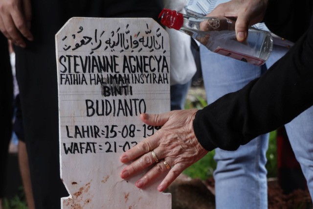Sejumlah keluarga dan kerabat saat menaburkan air mawar ke makam jenazah almarhum Stevianne Agnecya di TPU Tanah Kusir, Jakarta, Jumat, (22/3/2024) Foto: Agus Apriyanto