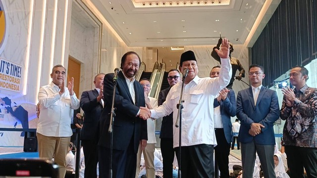 Ketum Partai NasDem Surya Paloh bersama Ketum Gerindra Prabowo Subianto menggelar konpers bersama usai melakukan pertemuan di NasDem Tower, Jakarta, Jumat (22/3/2024).  Foto: Zamachsyari/kumparan