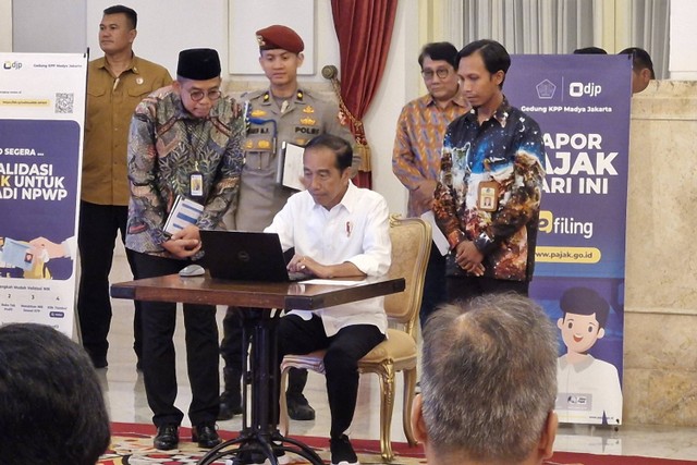 Presiden Joko Widodo melaporkan SPT Tahunan di Istana Negara, Jakarta, Jumat (22/32024). Foto: Nadia Riso/kumparan