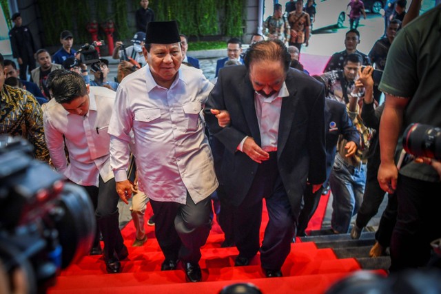 Presiden terpilih periode 2024-2029 Prabowo Subianto (kiri) bersama Ketua Umum Partai NasDem Surya Paloh (kanan) memasuki NasDem Towe untuk melakukan pertemuan di Jakarta, Jumat (22/3/2024). Foto: Galih Pradipta/ANTARA FOTO