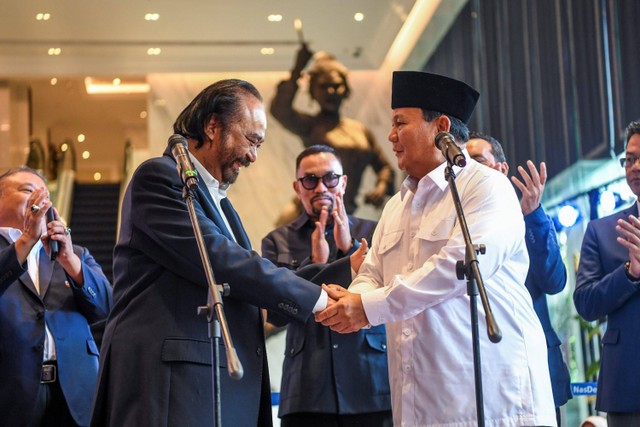 Presiden terpilih periode 2024-2029 Prabowo Subianto (kanan) berjabat tangan dengan Ketua Umum Partai NasDem Surya Paloh (kiri) saat memberikan keterangan pers usai melakukan pertemuan tertutup di NasDem Tower, Jakarta, Jumat (22/3/2024). Foto: Galih Pradipta/ANTARA FOTO