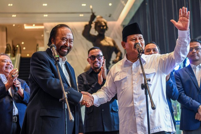 Presiden terpilih periode 2024-2029 Prabowo Subianto (kanan) berjabat tangan dengan Ketua Umum Partai NasDem Surya Paloh (kiri) saat memberikan keterangan pers usai melakukan pertemuan tertutup di NasDem Tower, Jakarta, Jumat (22/3/2024). Foto: Galih Pradipta/ANTARA FOTO