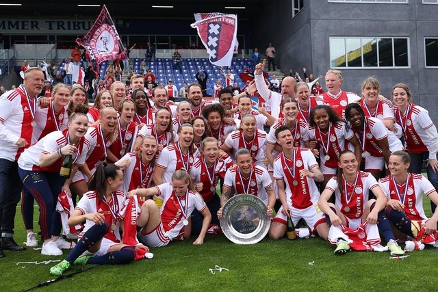 Ajax Wanita saat menjuarai Liga Belanda Wanita 2022/23. Foto: Dok. Ajax Amsterdam