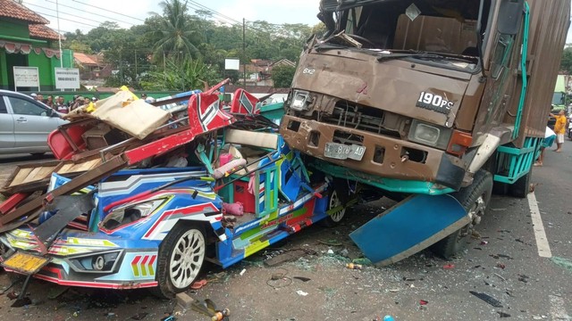 Kondisi odong-odong yang tertabrak truk di Kabupaten Batang. Foto: Dok. Istimewa