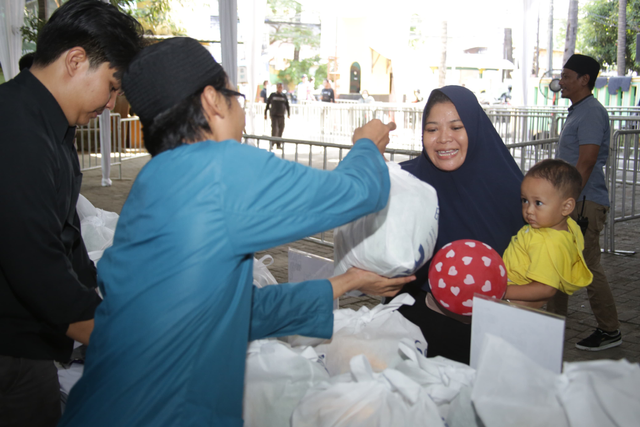 Pertamina bersama Kementerian BUMN gelar Safari Ramadan BUMN 2024 dengan membagikan 1.000 paket sembako murah di Yayasan Pondok Pesantren Al Wathoniyah 43, Kelurahan Rorotan, Jakarta Utara, Kamis (21/3/2024). Foto: Dok. Pertamina