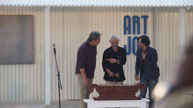 Dari kiri, Dirjen Kebudayaan Kemendikbu Distek Hilmar Farid; seniman Goenawan Mohamad; dan CEO Artjog, Heri Pemad, saat membuka Artjog 2023. Foto: Arif UT/Pandangan Jogja