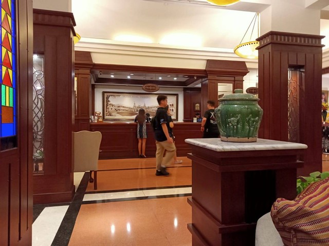 Lobi Hotel Majapahit pada Jumat (22/3) malam, yang terus kedatangan tamu walk in. Foto: Masruroh/Basra