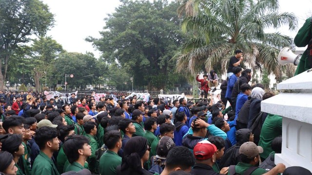 Mahasiswa gelar aksi dan nyalakan flare serta petasan di Gedung Sate, Kota Bandung, pada Jumat (22/3). Foto: Dok. Istimewa