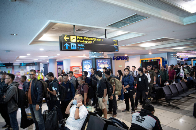 Sejumlah calon penumpang antre untuk berjalan menuju pesawat di ruang tunggu Bandara Sultan Mahmud Badaruddin (SMB) II Palembang, Sumatera Selatan, Jumat (22/3/2024). Foto: Nova Wahyudi/Antara Foto