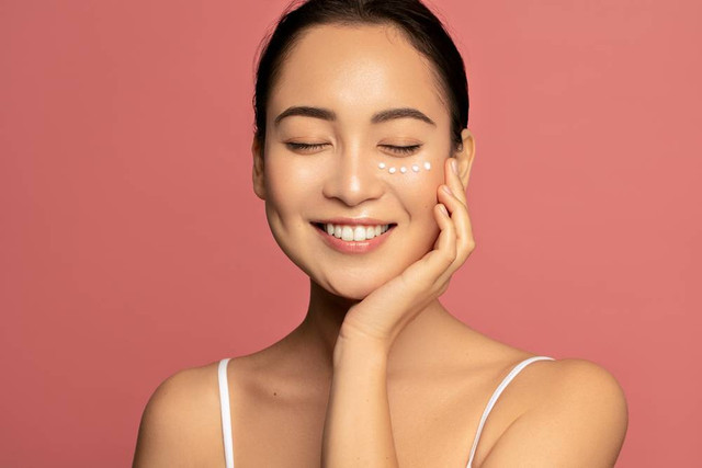 Ilustrasi perempuan mengaplikasikan skincare ceramide. Foto: Beauty Agent Studio/Shutterstock