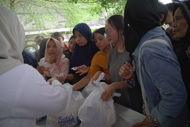 Warga tampak antusias membeli paket sembako murah yang digelar Bio Farma di Hotel Onih, Kelurahan Paledang, Kota Bogor, Jumat (22/3). Foto: Istimewa