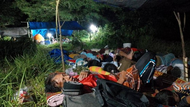 Kondisi warga mengungsi di perbukitan Bawean, Dusun Pasir Panjang, Desa Sukaoneng, Kecamatan Tambak. Foto: Dok. Istimewa