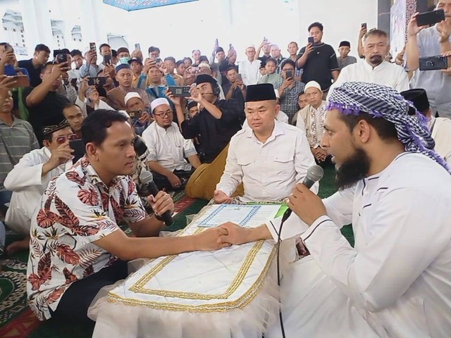 Syech Ziyaad Patel dari Afrika saat memimpin ikrar mualaf warga Surabaya di Masjid Nasional Al Akbar Surabaya, JUmat (22/3). Foto: Humas MAS