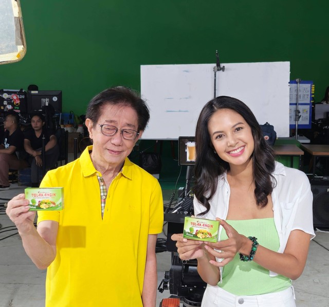 Direktur Sido Muncul, Irwan Hidayat, bersama brand ambassador Sido Muncul, Aurelie Moeremans, di lokasi syuting iklan baru Tolak Angin Batuk. Foto: kumparan