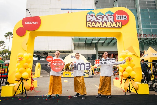 Pembukaan Pasar Ramadan IM3 Medan bersama jajaran manajemen IM3. Foto: IM3