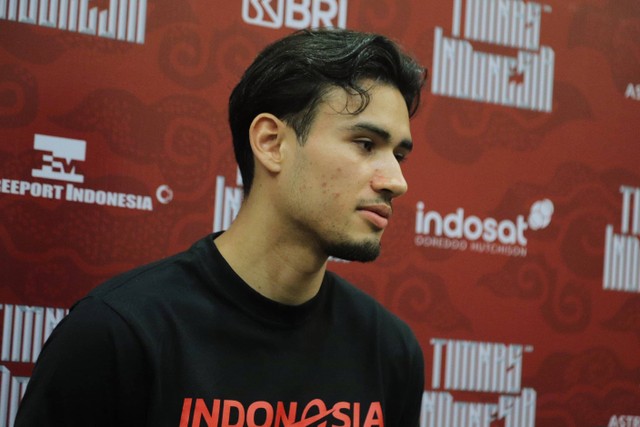 Pemain Timnas Indonesia, Nathan Tjoe-A-On, ketika diwawancarai oleh awak media di Jakarta. Foto: Jamal Ramadhan/kumparan