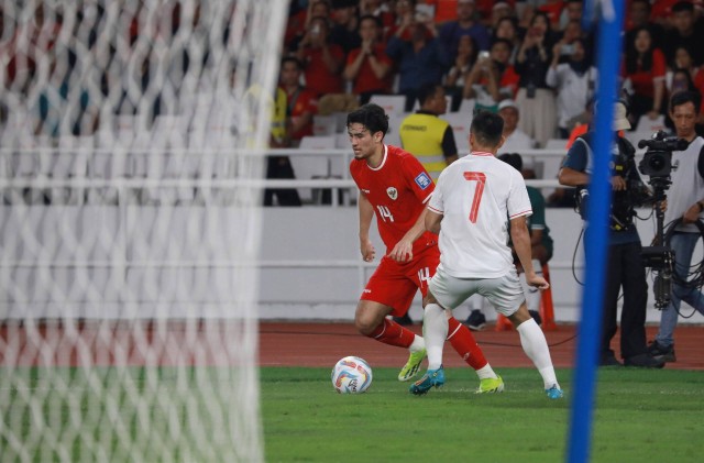 Aksi Nathan Tjoe-A-On dalam pertandingan Timnas Indonesia vs Vietnam di Stadion Utama Gelora Bung Karno (SUGBK), Jakarta, Kamis (21/3/2024). Foto: Jamal Ramadhan/kumparan