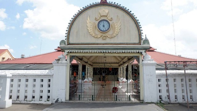 Masjid dekat Stasiun Tugu Jogja. Sumber: Arfiansyah Panji Purnandaru/Kumparan