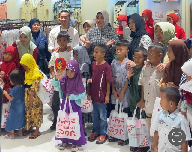 Kadisporapar Kalbar, Windy Prihastari ajak anak-anak penyandang Thalasemia dan anak dhufa berbelanja baju baru di Ayani Mega Mall Pontianak sebagi kado hari raya. Foto: Yulia Ramadhiyanti/Hi!Pontianak