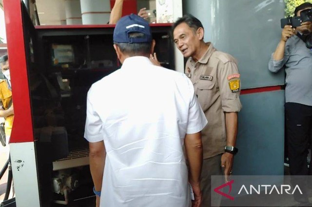 Menteri Perdagangan (Mendag) Zulkifli Hasan saat meninjau SPBU nakal di rest area KM 42 jalan Tol Jakarta-Cikampek. (ANTARA/Ali Khumaini)