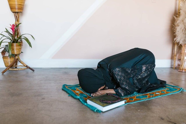 Bacaan dan tata cara sholat witir. Foto hanya ilustrasi, bukan yang sebenarnya. Sumber: Pexels/RDNE Stock project