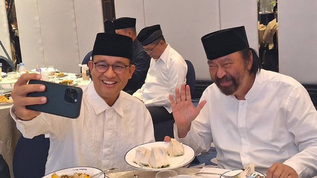 Anies Baswedan memberikan buah sirsak untuk Ketua Umum Partai NasDem Surya Paloh. Foto: Instagram/@official_nasdem