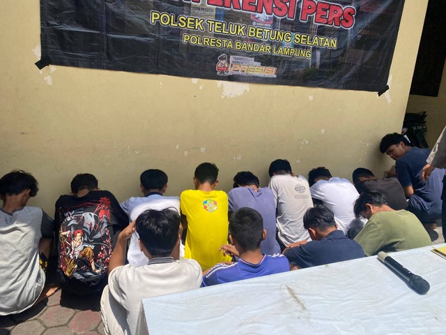 13 remaja yang diamankan lantaran terlibat aksi perang sarung di Jalan Yos Sudarso tepatnya di depan Puskesmas Sukaraja, Bandar Lampung. | Foto: Sinta Yuliana/Lampung Geh