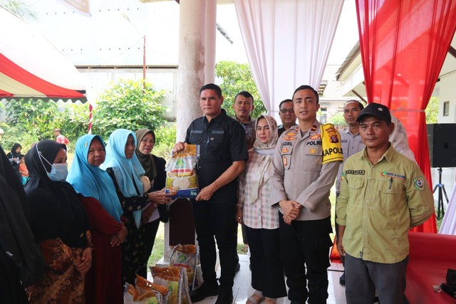 Kepala Badan Pendapatan Daerah Provinsi Kalimantan Tengah Anang Dirjo bersama masyarakat Hanau Seruyan. (Zia)