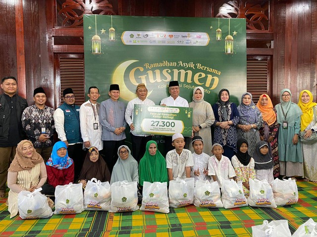 Kakanwil Kemenag Kalbar bersama Pj Gubernur dan jajaran Forkopimda berfoto bersama di acara Ramadan Asyik Bersama Gusmen. Foto: Rere Hutapea/Hi!Pontianak