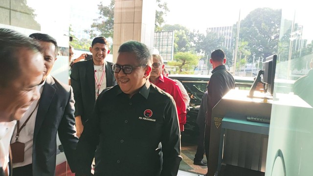 Sekertaris TPN Ganjar-Mahfud, Hasto Kristiyanto tiba di Mahkamah Konstitusi, Jakarta Pusat, Sabtu (23/3). Foto: Jonathan Devin/kumparan