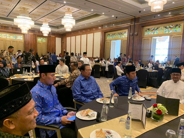 Ketua Majelis Kehormatan Demokrat Susilo Bambang Yudhoyono (SBY) dan Ketum Agus Harimurti Yudhoyono (AHY) hadiri acara buka puasa bersama DPP partai, Sabtu (23/3/2024). Foto: Paulina Herasmaranindar/kumparan