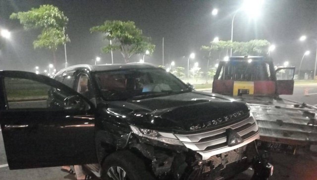 Mobil Pajero yang menabrak mobil towing di Kosambi, Kabupaten Tangerang, Sabtu (23/3/2024). Foto: Dok. Istimewa