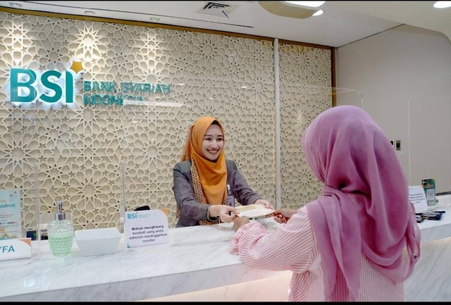 BSI optimalkan layanan nasabah selama Ramadan, salah satunya dengan membuka weekend banking di 1.024 outlet BSI seluruh Indonesia. Foto: Dok. BSI