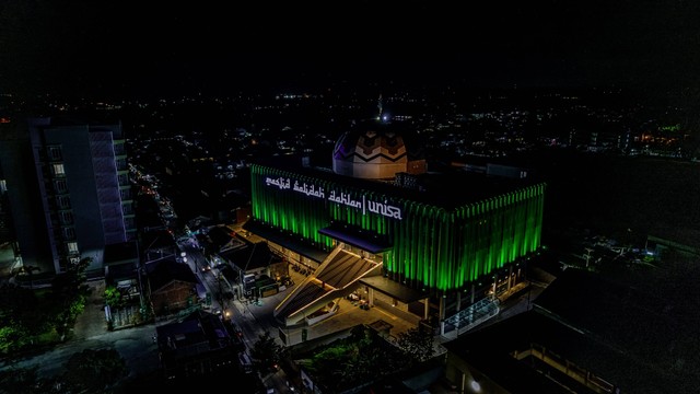 Masjid Walidah Dahlan UNISA Yogyakarta pada malam hari. Foto: Dok. UNISA Yogya