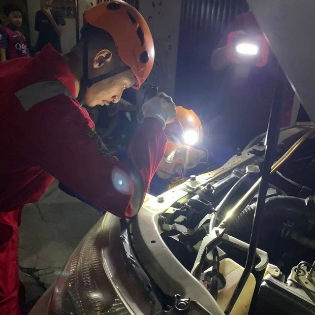 Dinas Pemadam Kebakaran Dan Penyelamatan Kota Depok Selamatkan Kucing Terjepit Kap Mobil, sabtu (23/3/2024). Foto: Dok. depokfirerescue113