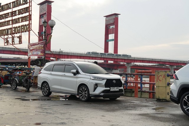 Toyota Veloz berpose di wilayah samping Jembatan Ampera, Palembang. Foto: Sena Pratama/kumparan