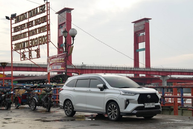 Toyota Veloz berpose di wilayah samping Jembatan Ampera, Palembang. Foto: Sena Pratama/kumparan