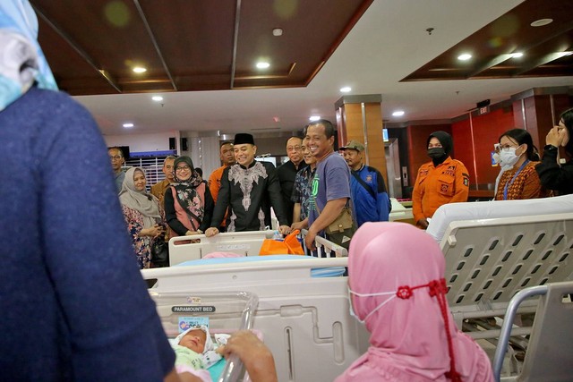 Wali Kota Surabaya Eri Cahyadi saat mengunjungi RS Unair. Foto: Diskominfo Surabaya