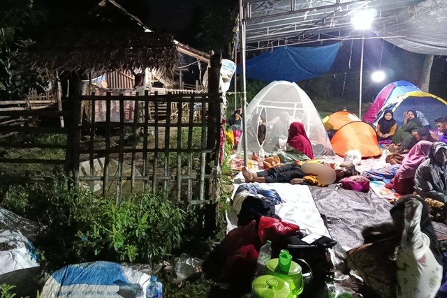 Warga terdampak gempa mengungsi di tenda yang berdampingan dengan kandang kambing di Bawean, Gresik. Foto: kumparan