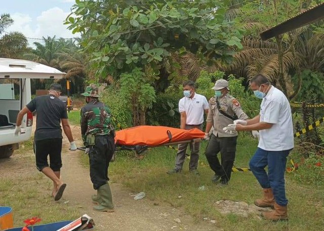 Polisi mengevakuasi jenazah pria yang ditemukan meninggal di Semitau, Kabupaten Kapuas Hulu. Foto: Dok. Istimewa