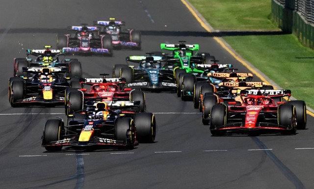 Sejumlah pebalap saat balapan di Sirkuit Grand Prix Melbourne, Melbourne, Australia, Sabtu (23/3/2024). Foto: Jaimi Joy/REUTERS 