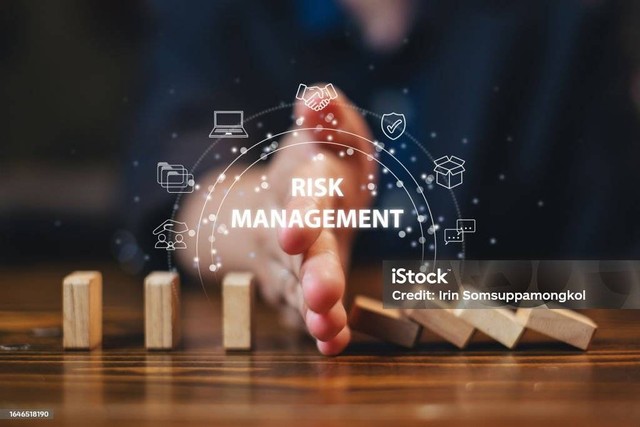 Ilustrasi Risk Management (Sumber: https://www.istockphoto.com/id/foto/potongan-risiko-dengan-tangan-konsep-manajemen-risiko-perusahaan-analisis-risiko-gm1646518190-533730363)