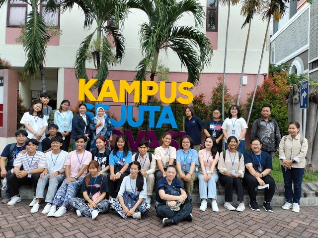 Short Course Mahasiswa Asing dari Thailand Belajar Budaya dan Bahaya Indonesia di FKIP UMSurabaya. Dokumentasi : Pribadi