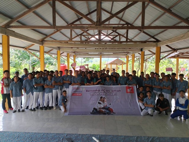Astra Motor Kalbar memberikan edukasi safety riding kepada siswa SMAN 3 Bengkayang. Foto: Dok. Astra Motor Kalbar