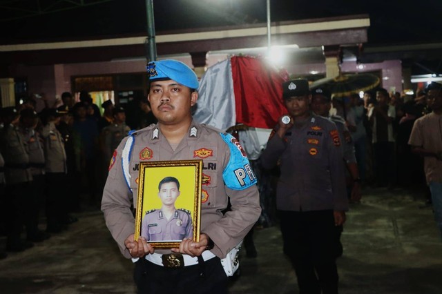 Prosesi Upacara Pemakaman Kedinasan Briptu Singgih Abdi Hidayat di Lampung Tengah pada Minggu (24/3) dini hari | Foto : Dok. Humas Polres Lampung Tengah
